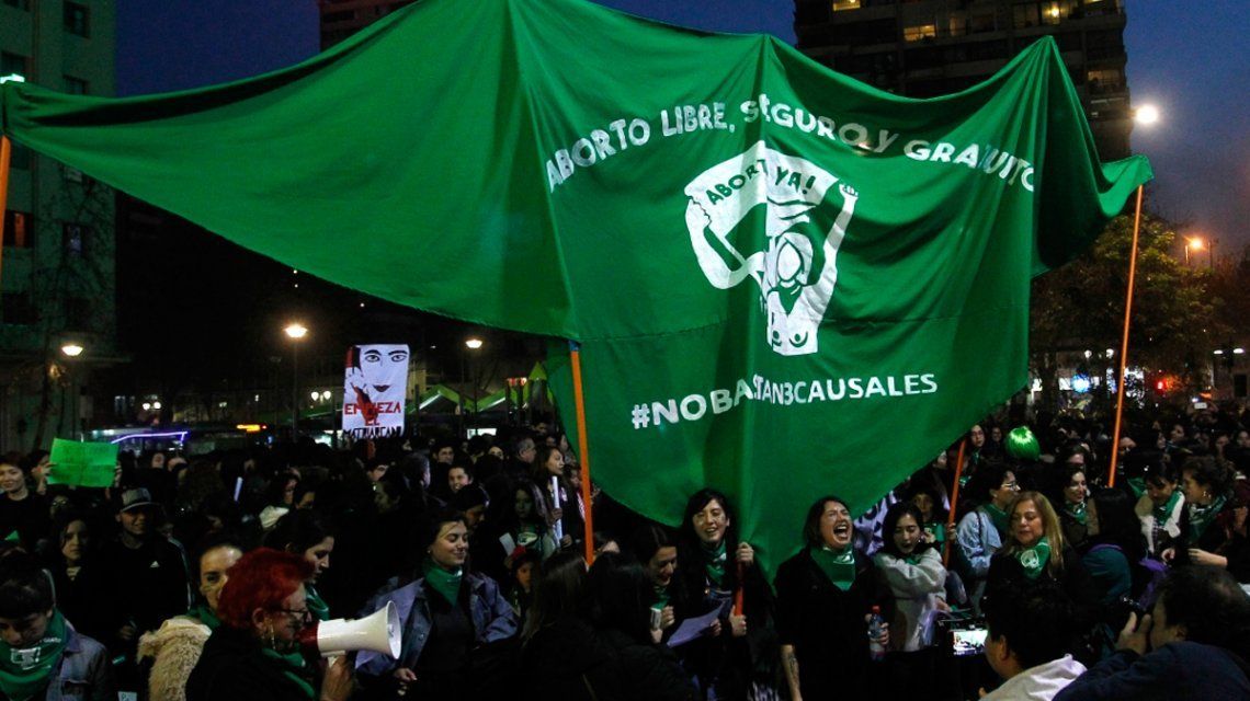 Apuñalaron a tres chicas en Chile por estar a favor del aborto