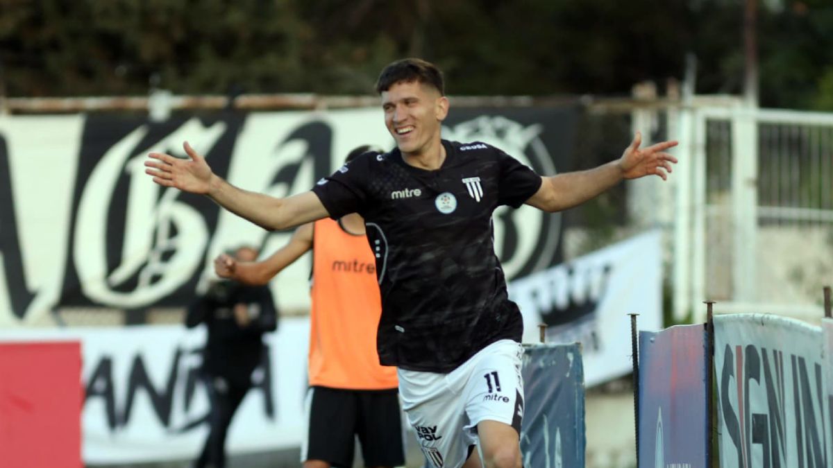 El delantero convirtió el segundo en la victoria del Mensana.