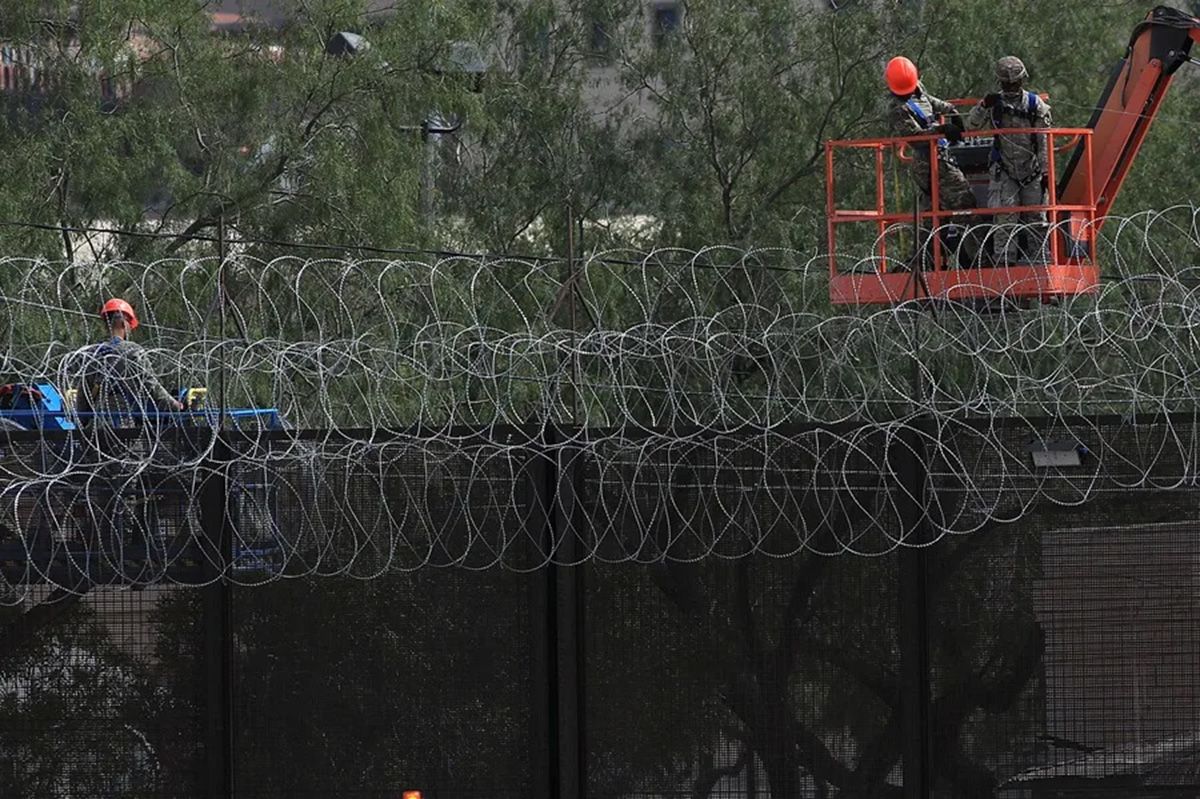 Trabajadores de Estados Unidos instalan una valla metálica en la frontera de Ciudad Juárez, en el estado de Chihuahua en México. Crédito: EFE/ Luis Torres.