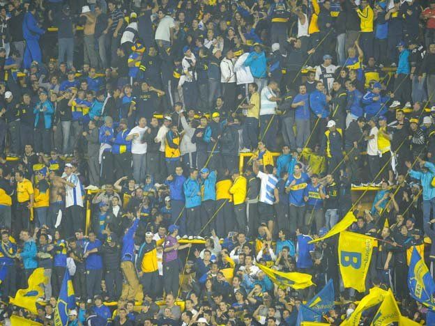 Un muerto y dos heridos dejó un tiroteo entre barras de Boca