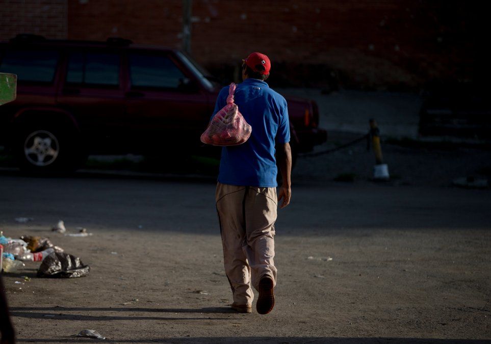 En medio de una de sus peores crisis, venezolanos buscan comida en basurales