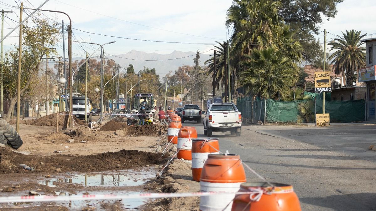 El panorama frente a la estación de servicio que da a calle Mitre. A un costado, la rotisería Re Manso y una gomería intentan seguir funcionando con normalidad. El panorama frente a la estación de servicio que da a calle Mitre. A un costado, la rotisería Re Manso y una gomería intentan seguir funcionando con normalidad.