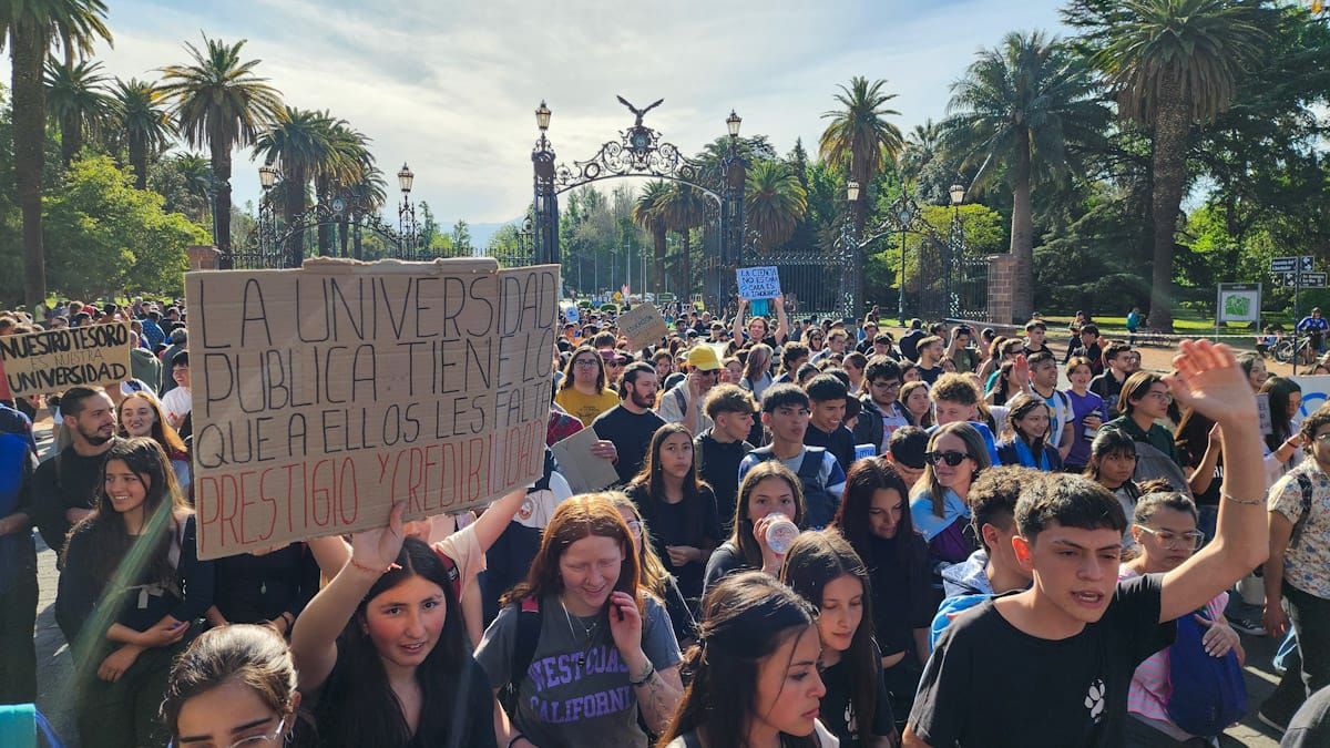 Unas 35.000 personas se movilizaron en Mendoza en defensa de la universidad pública.