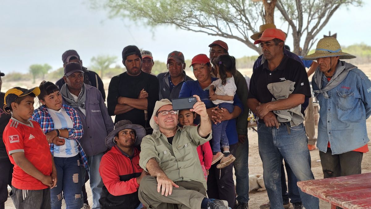 Julián Chabert&nbsp; con la comunidad de la finca Los Huarpes de San José miran en el celular algunas escenas de la producción de Mendoza Profunda.