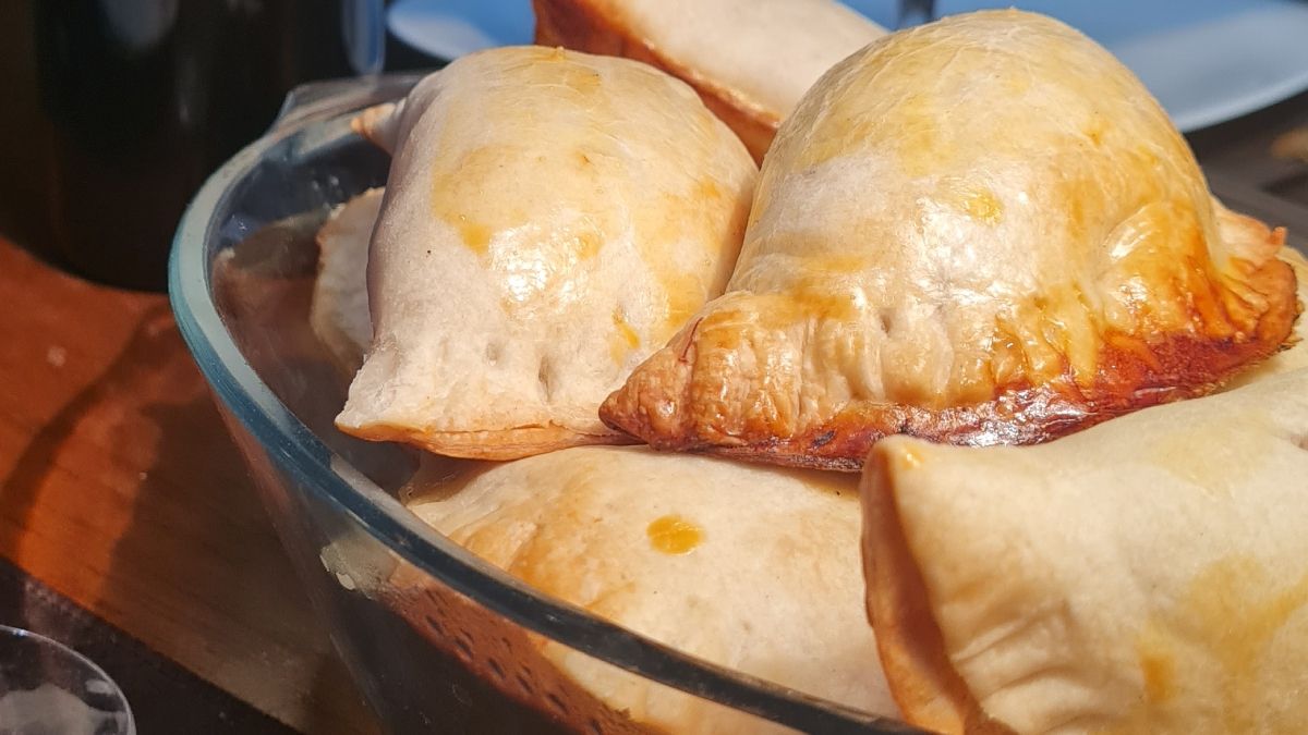 Recetas: empanadas de atún con relleno de salsa blanca.