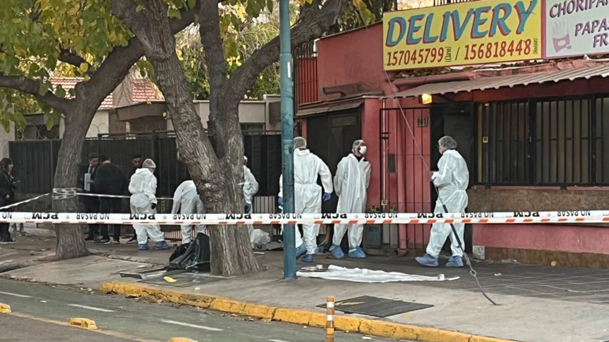 El crimen habría sido cometido entre las 0.30 y 1 de la madrugada de este lunes. Policía Cientifica trabajó en el local comercial ubicado en San Martín Sur de Godoy Cruz.