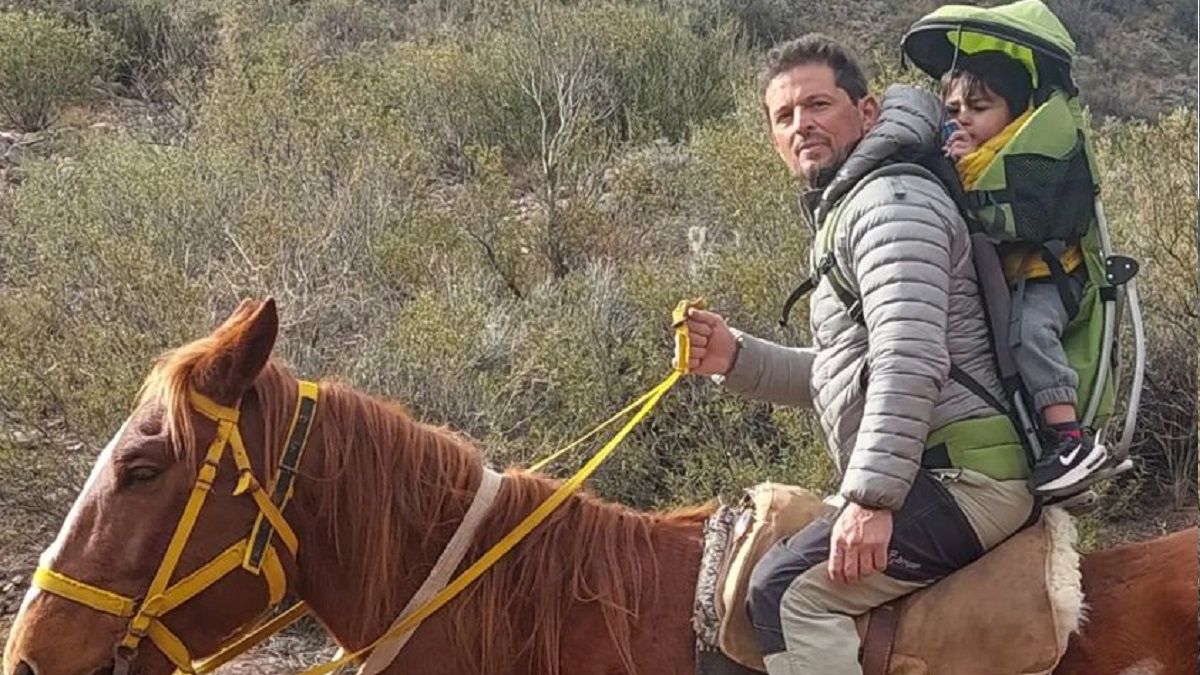 El guía de montaña Nacho Lucero junto a su hijo. La foto fue publicada por Ignacio&nbsp; para el Día del Niño.