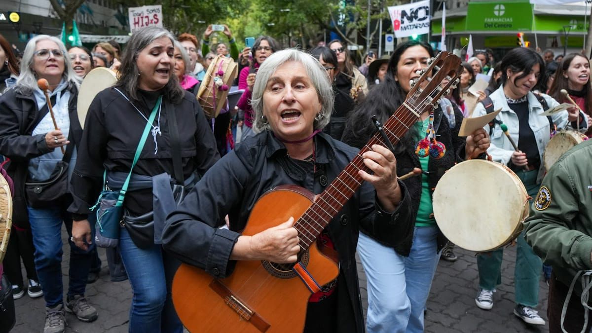 Miles de mendocinos marcharon por el Día de la Memoria acompañados de música y bailes. Miles de mendocinos marcharon por el Día de la Memoria acompañados de música y bailes.