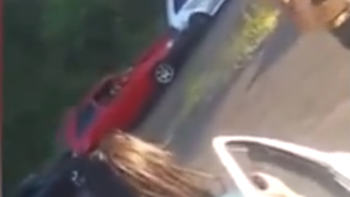 Una adolescente se bajó del auto para hacer una broma y provocó un aparatoso choque en cadena