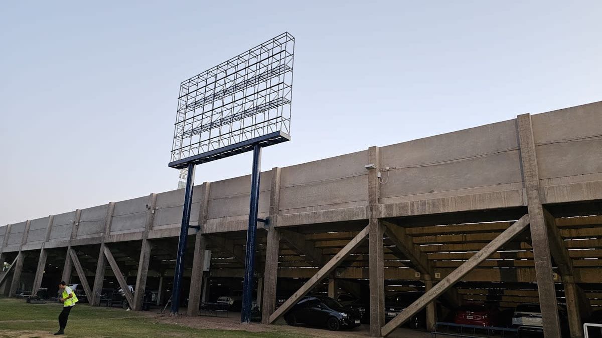 Otra imagen de la instalación de la pantalla LED. Independiente Rivadavia avanza. Otra imagen de la instalación de la pantalla LED. Independiente Rivadavia avanza.