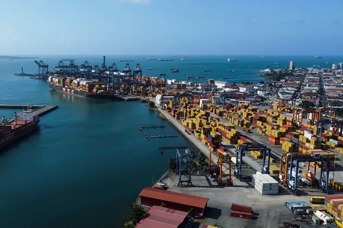 Estados Unidos quiere revertir la presencia de un operador hongkonés en dos de los cinco puertos situados en torno al Canal de Panamá. Estados Unidos quiere revertir la presencia de un operador hongkonés en dos de los cinco puertos situados en torno al Canal de Panamá.