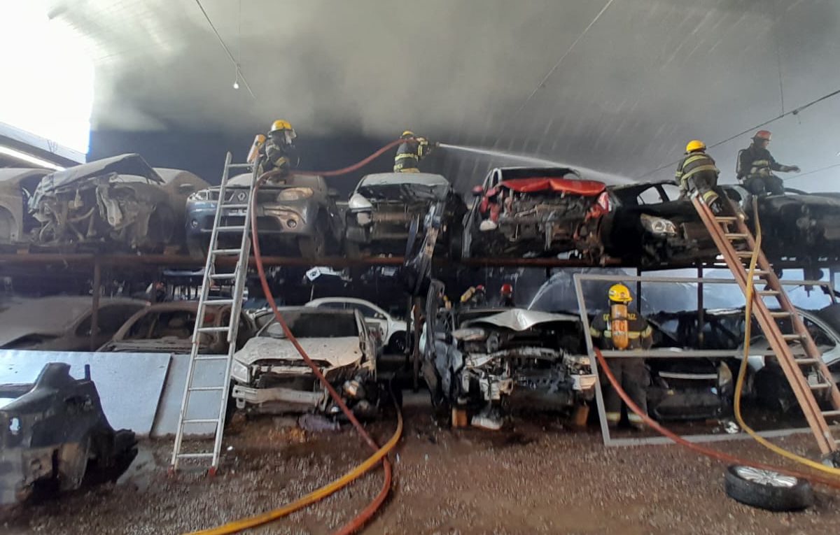 Los Bomberos de Maipú, Godoy Cruz y Guaymallén extinguieron un incendio en un galpón de autopartes.