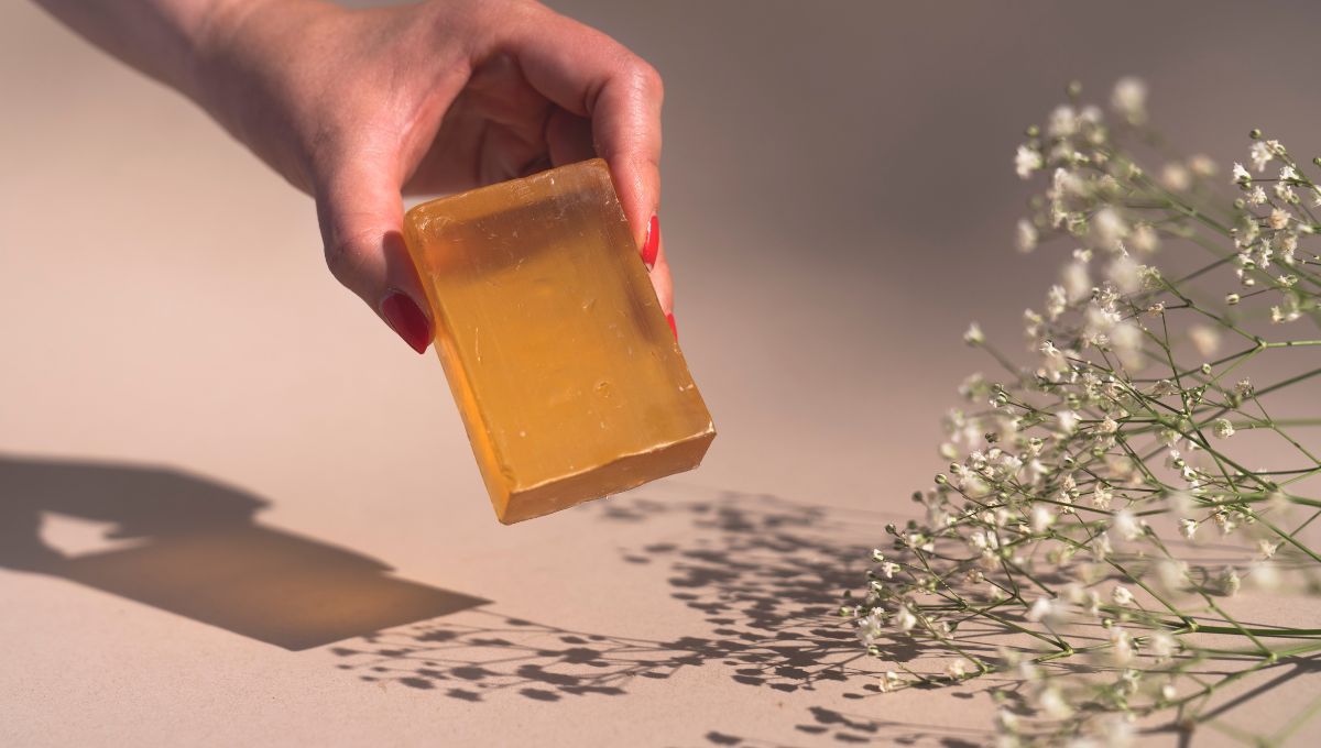 Este jabón de naranja ayuda a purificar la piel. Este jabón de naranja ayuda a purificar la piel. 