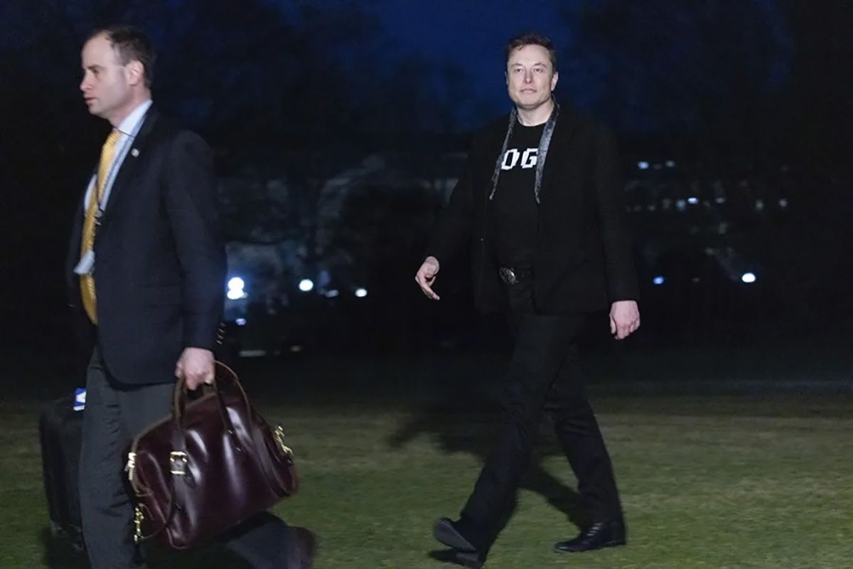 Elon Musk caminando por el Jardín Sur de la Casa Blanca en Washington