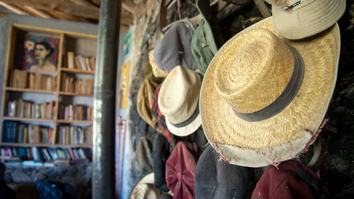 En casa de Enzo abundan los libros, los sombreros y las pinturas.