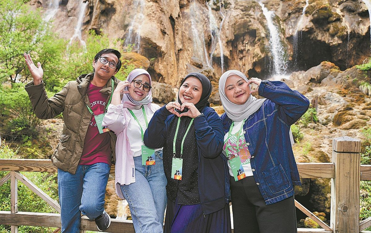 La rica cultura popular, los paisajes naturales y espectáculos de drones impresionan a los viajeros extranjeros durante su visita a Sichuan. PARA USO DE CHINA DAILY La rica cultura popular, los paisajes naturales y espectáculos de drones impresionan a los viajeros extranjeros durante su visita a Sichuan. PARA USO DE CHINA DAILY