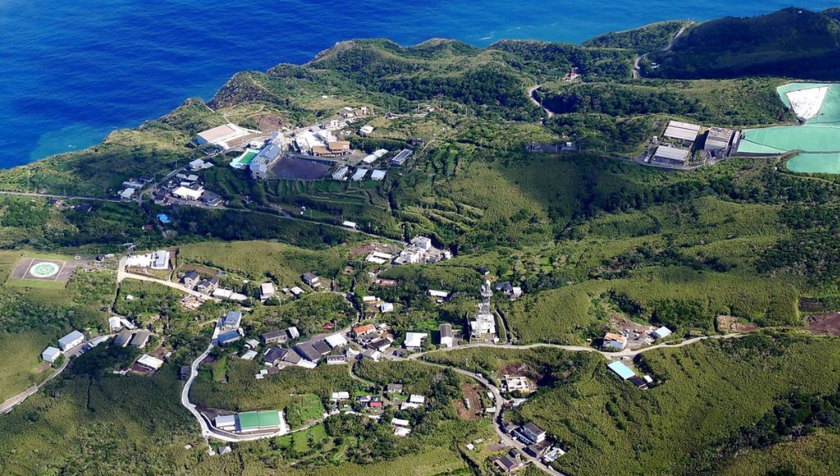 El único pueblo del planeta Tierra construido dentro de dos volcanes: solo se accede en helicóptero o barco