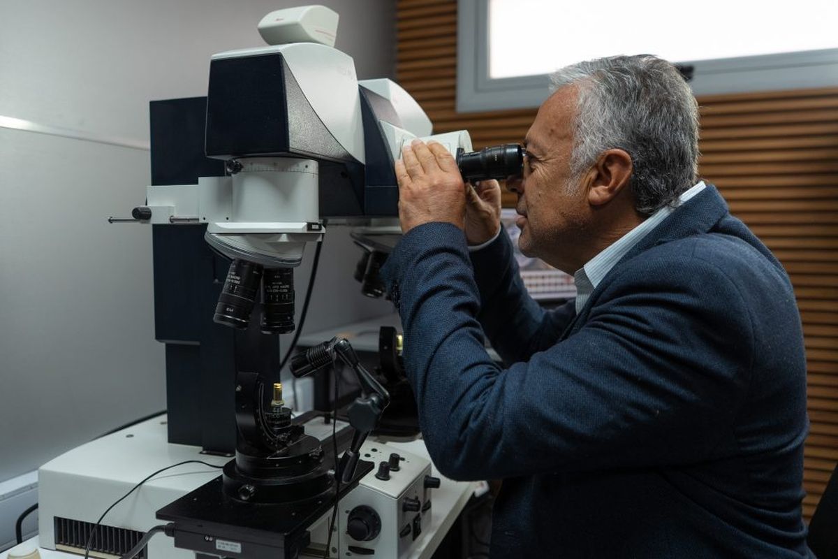 El gobernador Alfredo Cornejo marcó que el nuevo laboratorio de huellas balísticas servirá para seguir bajando los delitos violentos, como son los homicidios que ya cayeron casi en un 50% en los últimos 10 años. 