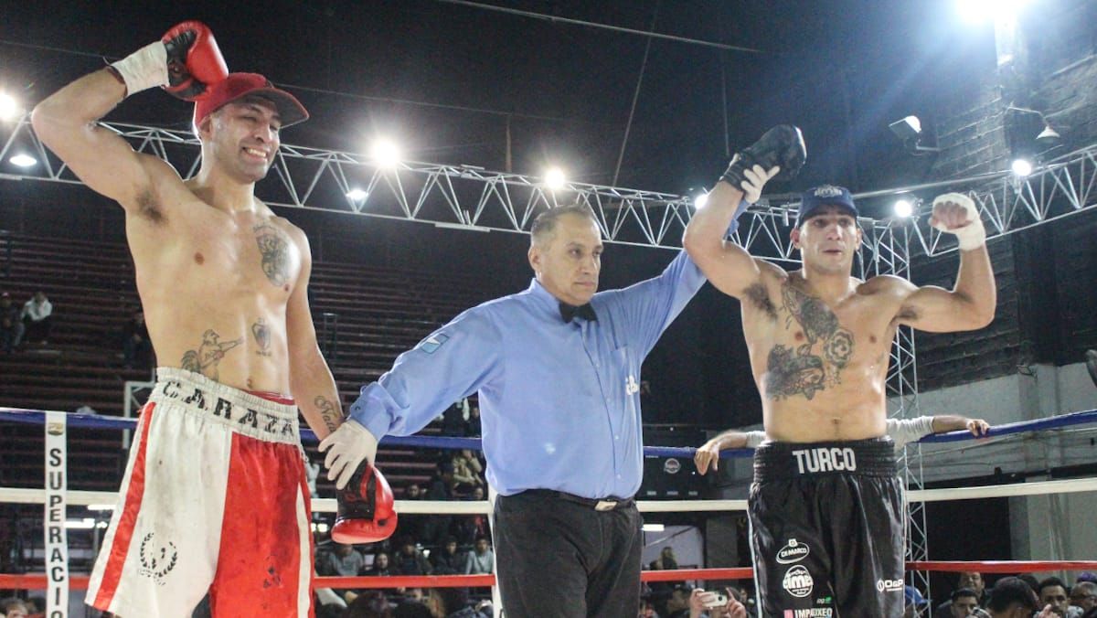 El árbitro Javier Luján levanta la mano de Abraham Buonarrigo, que logró un rápido y categórico triunfo antes de poder viajar a Inglaterra a realizar dos peleas en Europa. El árbitro Javier Luján levanta la mano de Abraham Buonarrigo, que logró un rápido y categórico triunfo antes de poder viajar a Inglaterra a realizar dos peleas en Europa.