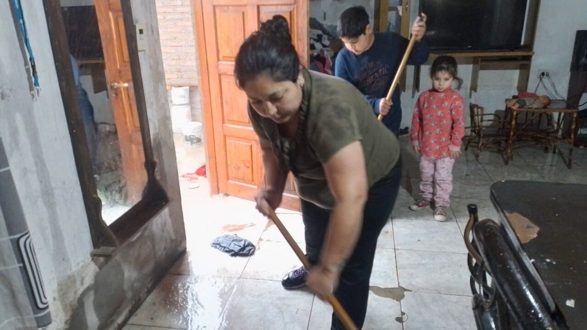 Fernanda vive en El Algarrobal y tiene 4 hijos. Este domingo se autoevacuó a la vivienda de un familiar debido al agua en su casa.