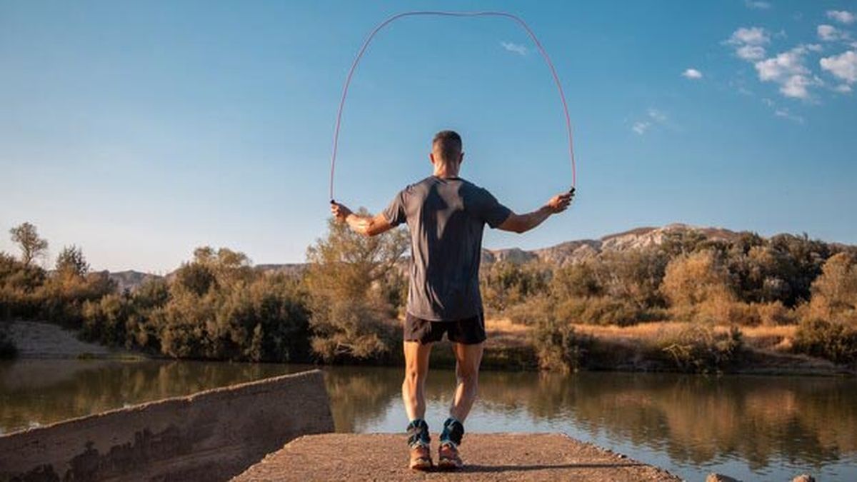 Saltar la soga es un ejercicio muy completo que involucra a todos los músculos del cuerpo. Saltar la soga es un ejercicio muy completo que involucra a todos los músculos del cuerpo.