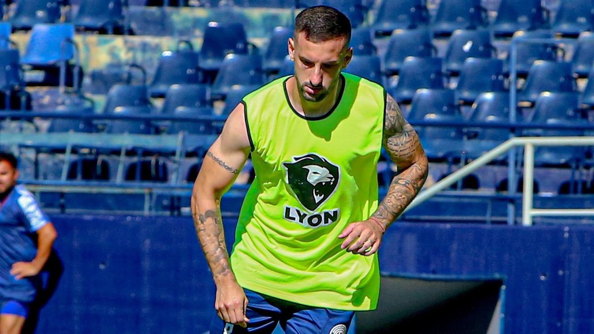 El Turco Ezequiel Ham volvió a la Lepra luego de jugar la Copa Asia para Siria. Viajó a San Nicolás. El Turco Ezequiel Ham volvió a la Lepra luego de jugar la Copa Asia para Siria. Viajó a San Nicolás.