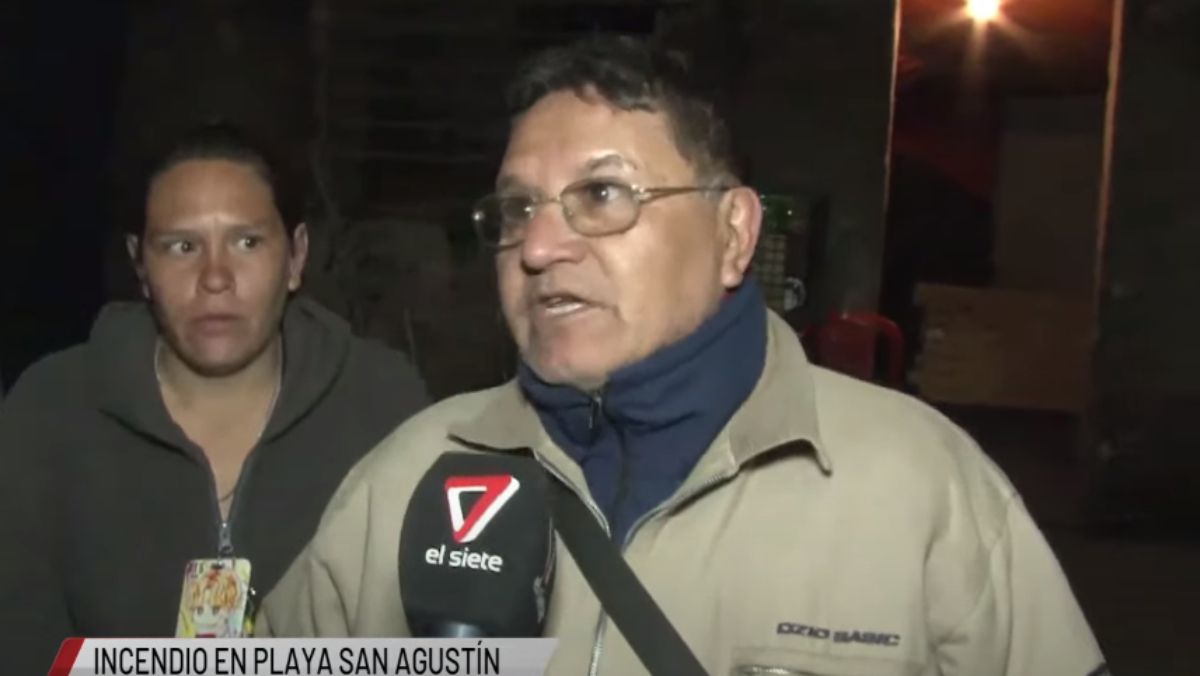 Ariel Rosales y otra vecina -Anabel- hablaron sobre las pérdidas y daños totales que sufrieron por el incendio en la playa San Agustín. Ariel Rosales y otra vecina -Anabel- hablaron sobre las pérdidas y daños totales que sufrieron por el incendio en la playa San Agustín.