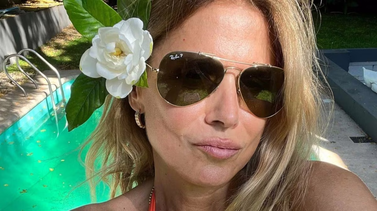 A sus 58 años, Flavia Palmiero confirma que es la reina de la bikini taparrabos en clave print lunar desde Miami