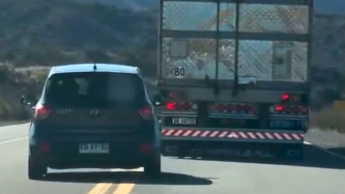 El automovilista sobrepasó a un camión en doble línea amarilla en plena Ruta 7.