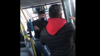 Video viral: un chofer atacó a palazos a un pasajero y este le tiró una patada voladora