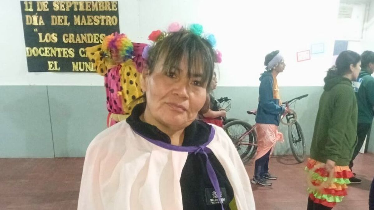 Carmen vive con sus dos hijos varones. El menor, de 14 años, la ayuda con las tareas escolares. Carmen vive con sus dos hijos varones. El menor, de 14 años, la ayuda con las tareas escolares.