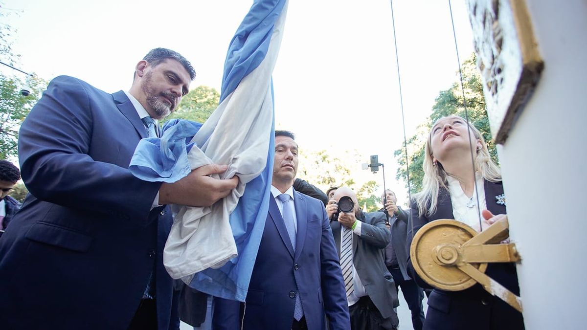 Hebe Casado y legisladores izan la Bandera. Hebe Casado y legisladores izan la Bandera.