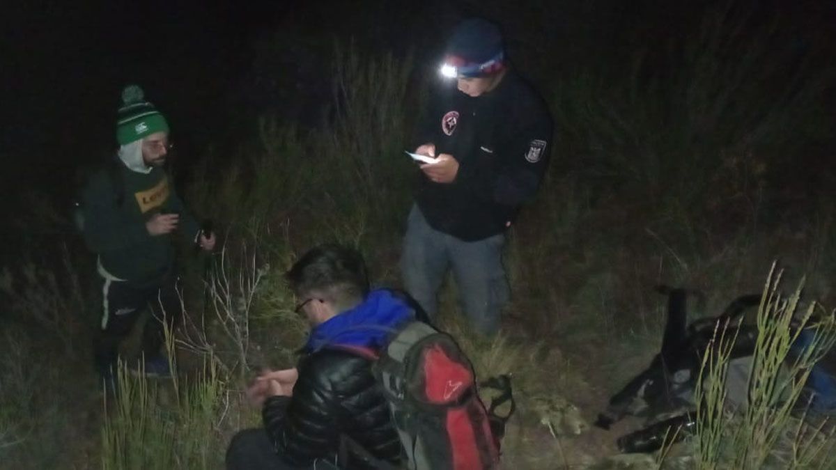 La Patrulla de Rescate de la Policía asistió a los dos andinistas que se desorientaron en el cerro Dedos, en Cacheuta, por no tener linternas. La Patrulla de Rescate de la Policía asistió a los dos andinistas que se desorientaron en el cerro Dedos, en Cacheuta, por no tener linternas.