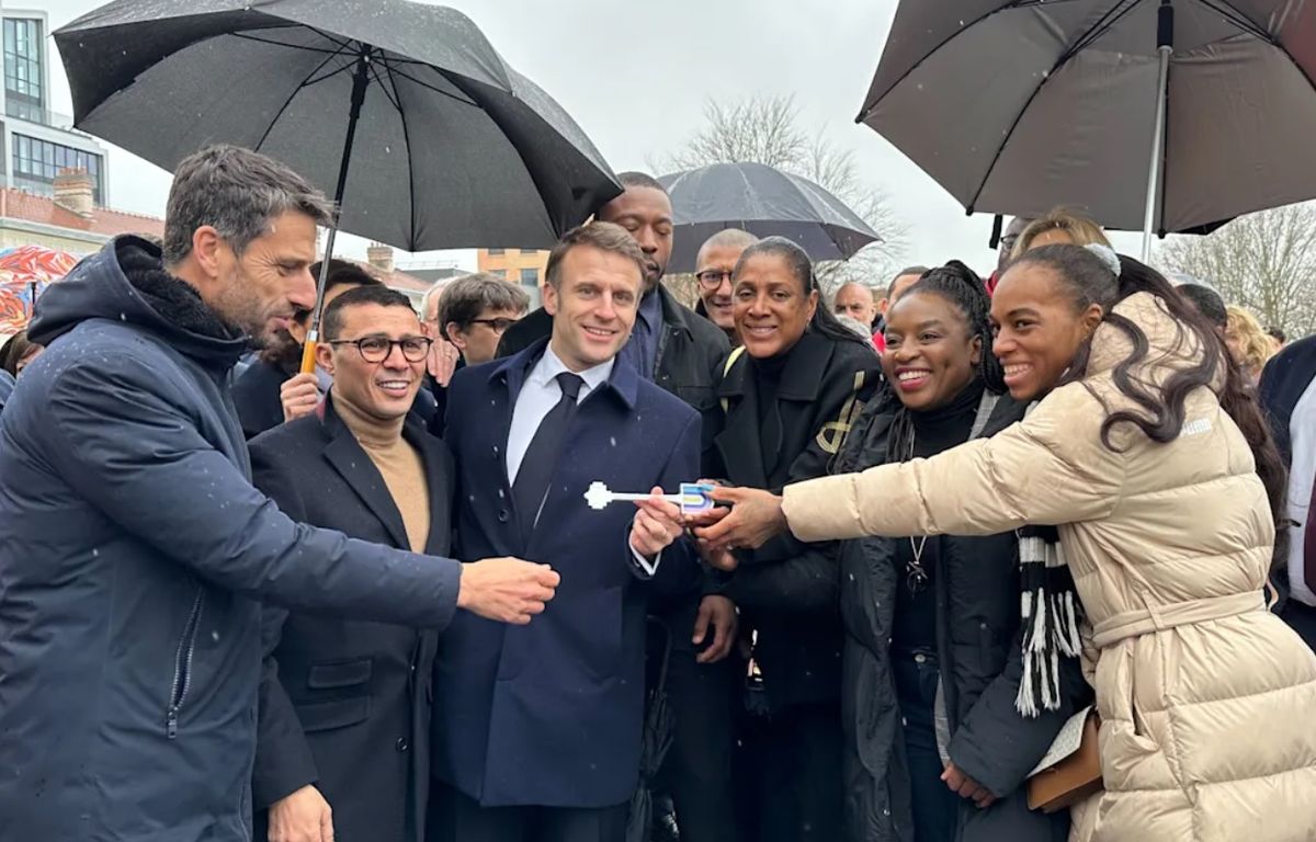 Macron recibió las llaves de la villa olímpica en París