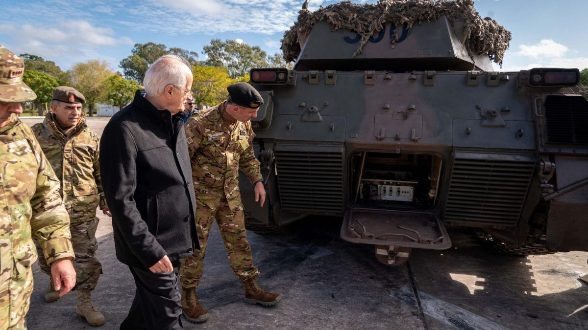 El ministro de Defensa, Jorge Taiana, durante las pruebas del TAM2CA2, modernizado a través de tecnología mendocina. La fabricación fue en IMPSA.&nbsp;