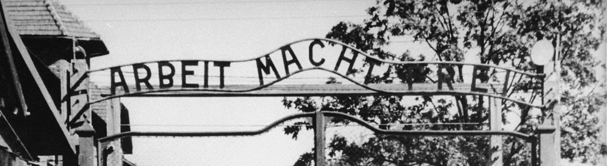 Arbet Macht Frei (“El trabajo libera”). Arbet Macht Frei (“El trabajo libera”).