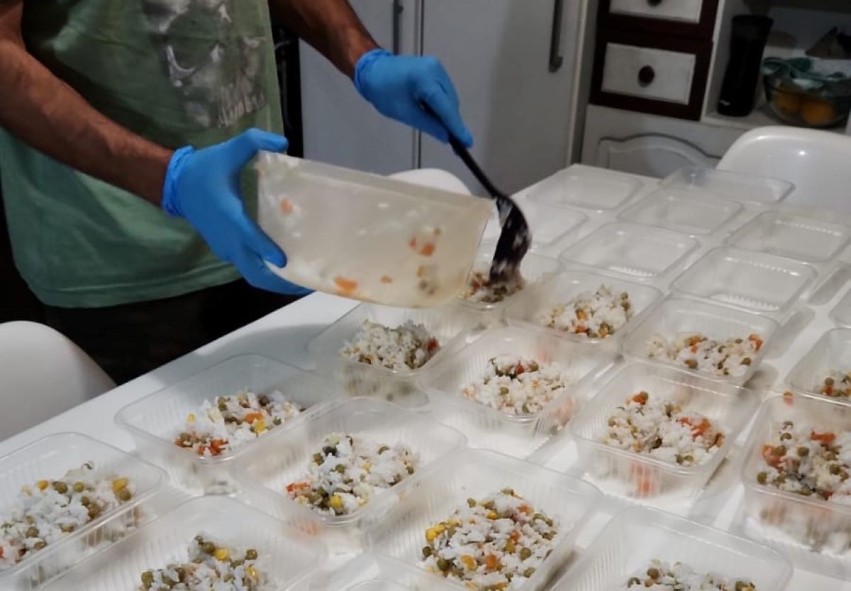 Todos los domingos un grupo de voluntarios se dedica a cocinar y prepara las viandas que después se entregan junto a una sopa caliente, a personas que viven en la calle. Todos los domingos un grupo de voluntarios se dedica a cocinar y prepara las viandas que después se entregan junto a una sopa caliente, a personas que viven en la calle.