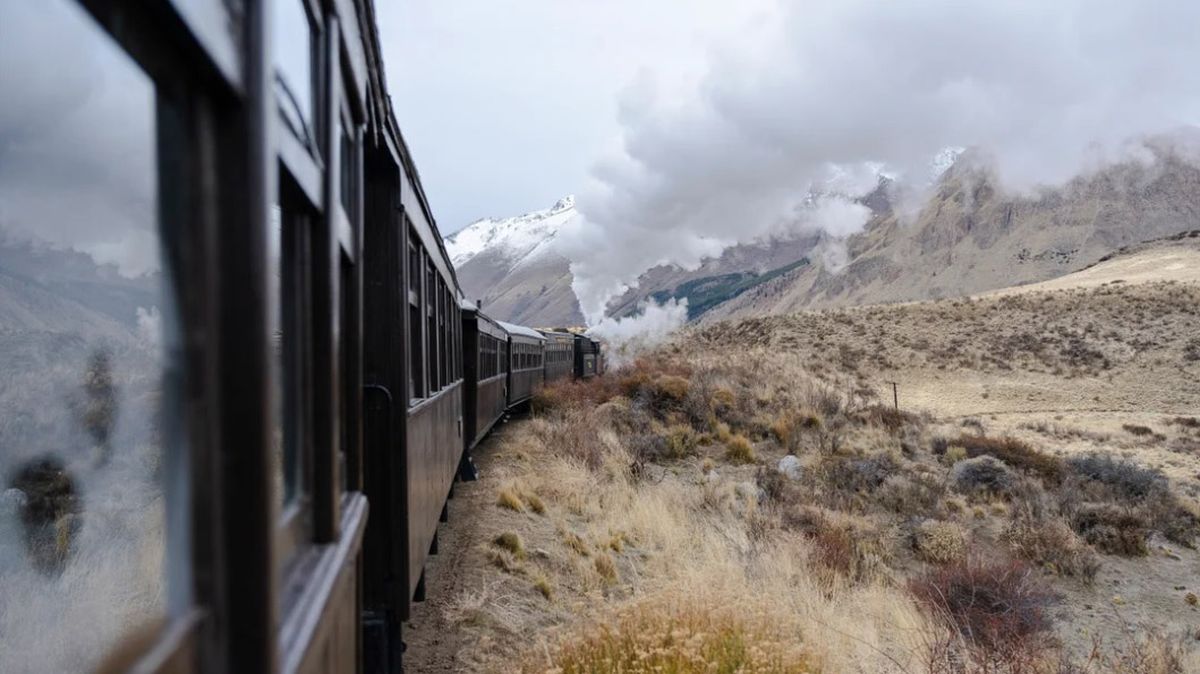 La Trochita atraviesa la vasta estepa del lugar, pasando por parajes pintorescos en plena patagónica La Trochita atraviesa la vasta estepa del lugar, pasando por parajes pintorescos en plena patagónica