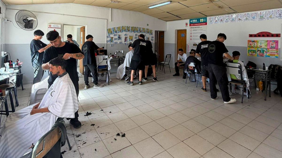 Más de 180 personas recibieron cortes de pelo gratis en una movida de dignidad y oportunidades