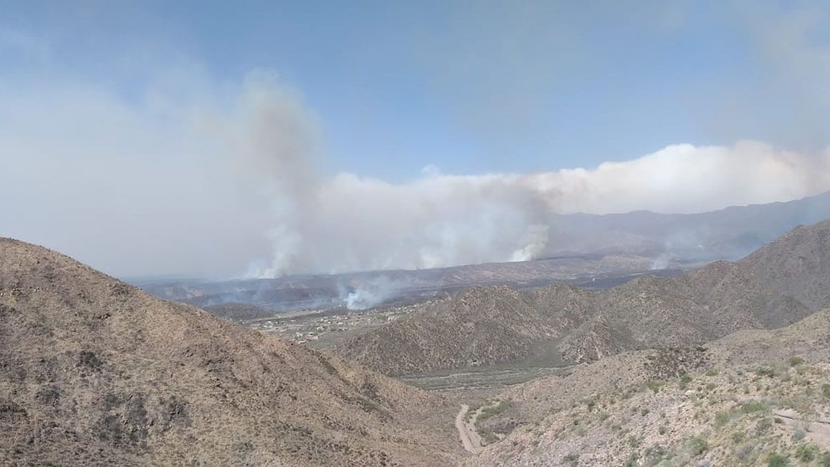 Los focos de incendio en El Challao siguen activos y continúan los trabajos para extinguirlos. Los focos de incendio en El Challao siguen activos y continúan los trabajos para extinguirlos.
