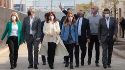 El presidente Alberto Fernández aparece en segunda línea en la foto oficial que mandó Presidencia de la Nación. Cristina Fernández de Kirchner lidera el grupo de precandidatos y funcionarios.