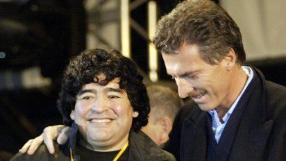 Fotografía de archivo del astro Diego Maradona y el expresidente Mauricio Macri en el año 2005 en la fiesta realizada en la Bombonera, al conmemorarse el centenario de la institucion xeneixe.