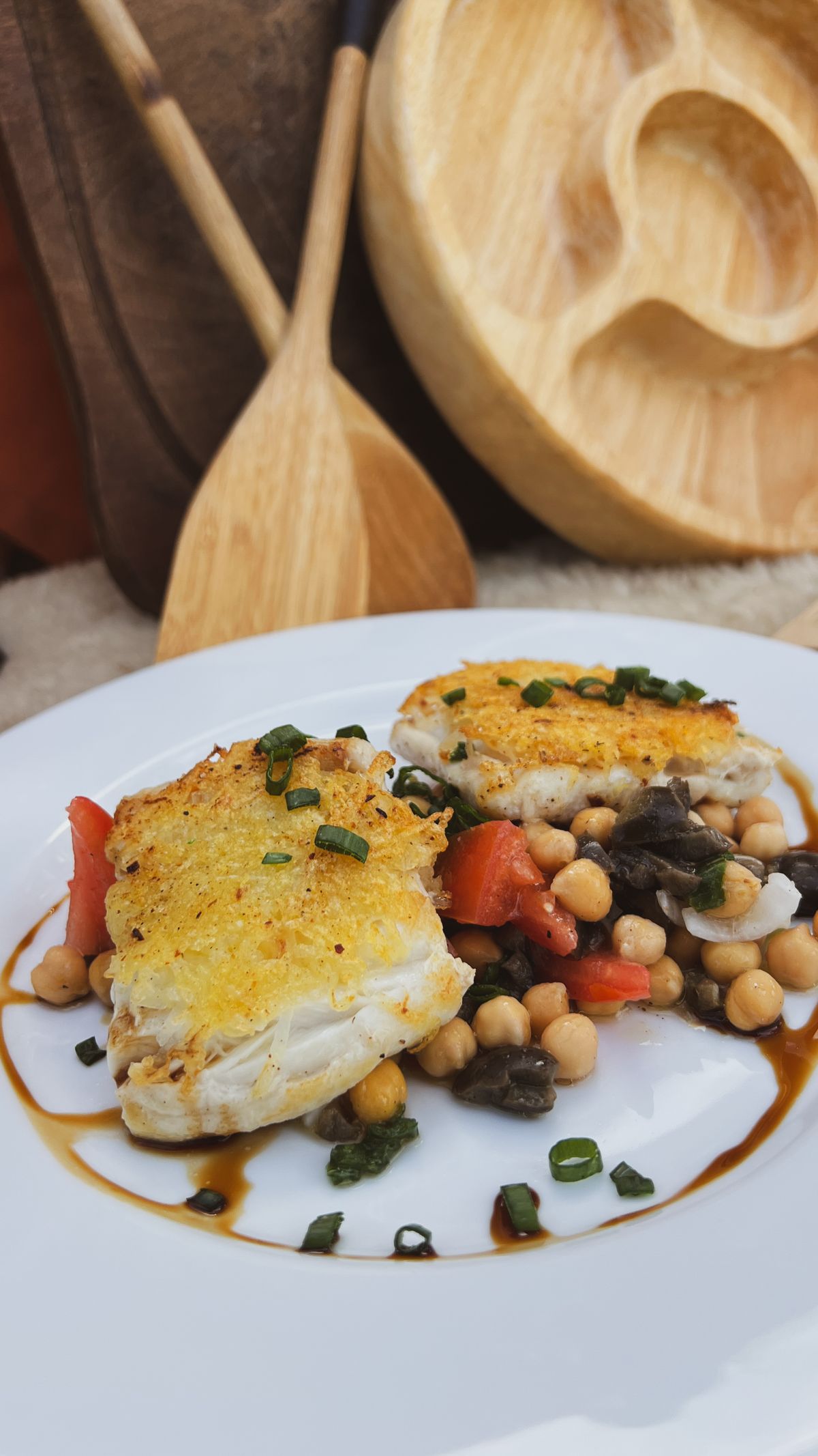 El lenguado con costra de papa y ensalada mediterr&aacute;nea es una de las mejores recetas para preparar en casa.