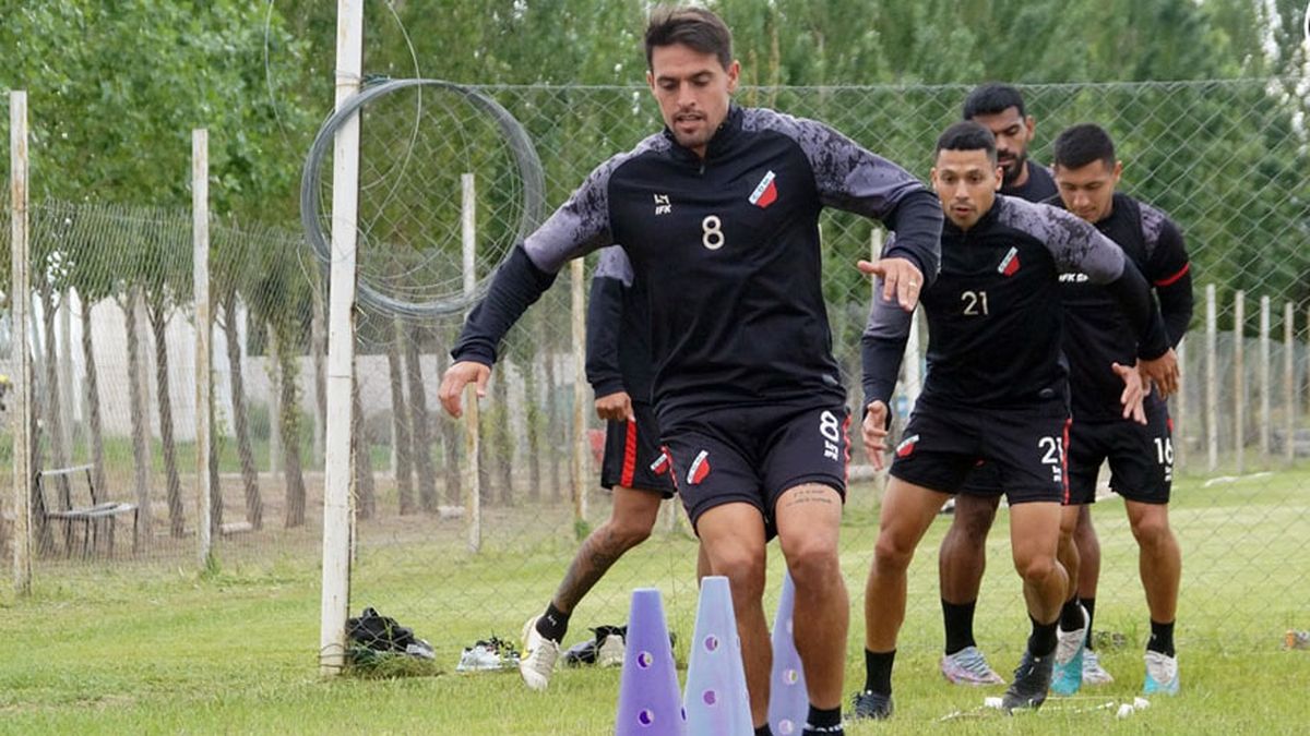 Fausto Montero le da juego y llegada al gol en el equipo de Luis García Fausto Montero le da juego y llegada al gol en el equipo de Luis García