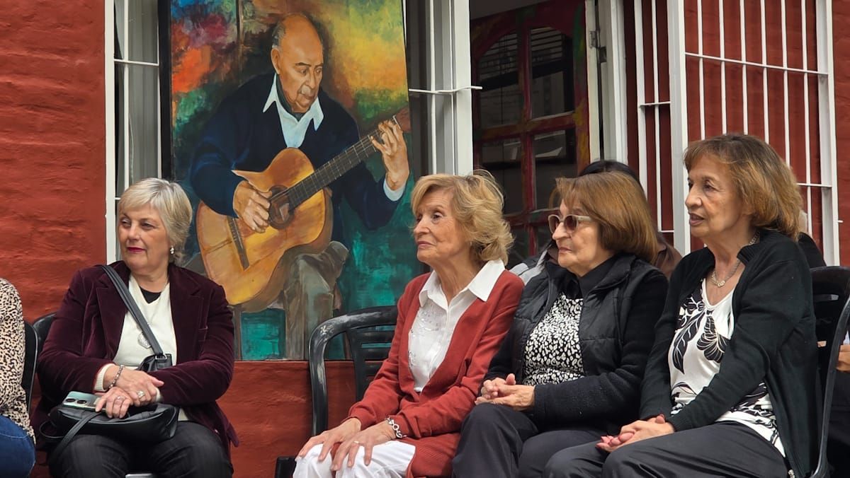 Luli, Laura y Chichí, hijas del folclorista y quienes mantienen viva la memoria de su padre en la casa que sigue siendo de la familia. Luli, Laura y Chichí, hijas del folclorista y quienes mantienen viva la memoria de su padre en la casa que sigue siendo de la familia.
