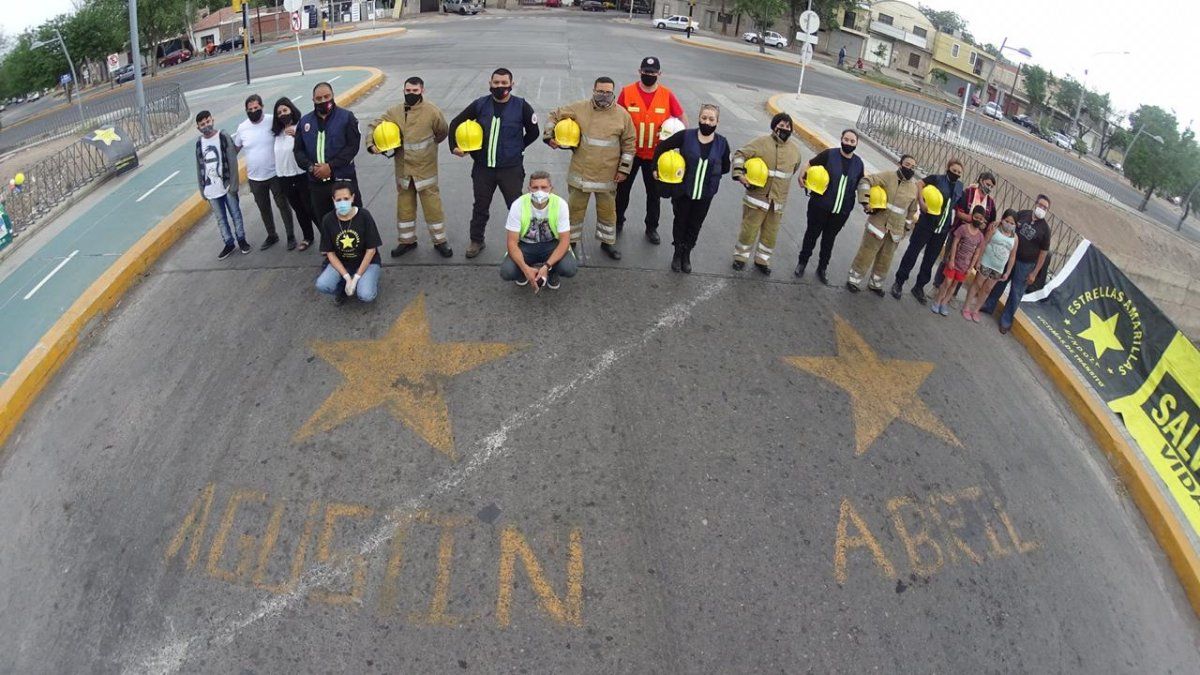 Ángel Kruk, acompañado de la gente de Estrellas Amarillas de Mendoza y los Bomberos Voluntarios de Tupungato y Capital, inauguraron los carteles y pintaron las estrellas que recuerdan el doloroso accidente de Agustín y Abril Kruk.