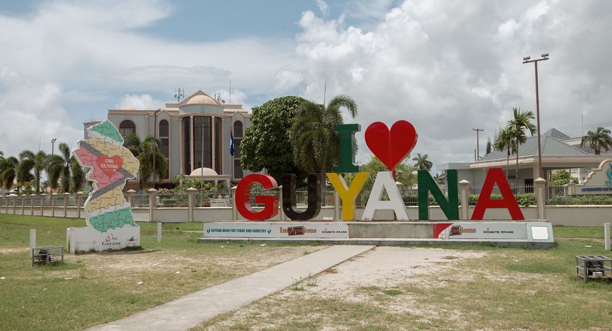 Además del idioma inglés, en Guyana existe una mezcla de otras lenguas debido a su población multicultural Además del idioma inglés, en Guyana existe una mezcla de otras lenguas debido a su población multicultural
