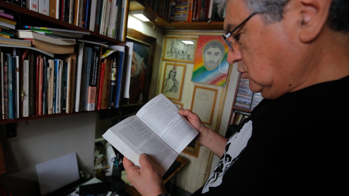 El folclore atraviesa la vida personal del músico Roberto Mercado, quien tiene un espacio con discos, libros y documentos en su casa. El folclore atraviesa la vida personal del músico Roberto Mercado, quien tiene un espacio con discos, libros y documentos en su casa.