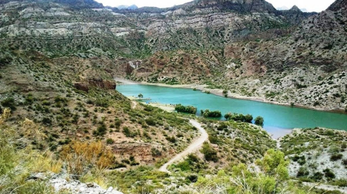 En este sector de la ruta provincial 150 ocurrió el accidente fatal en San Rafael, donde perdió la vida la turista de Buenos Aires María Angélica Peralta. Se trata del paraje El Imperial, donde está proyectada la represa El Baqueano.