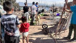 Se incendió una casa y los bomberos no pudieron trabajar porque fueron atacados por vecinos